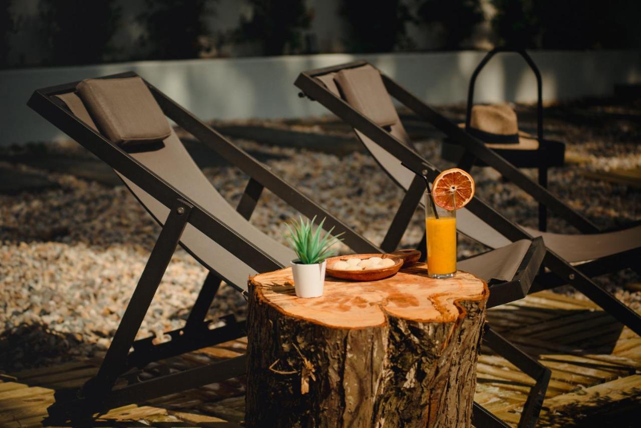 A House In Estoril - Adults Only Hotel Eksteriør billede A tree stump table